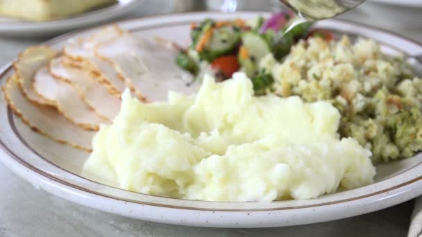 Despejando Molho Sobre Purê Batatas Com Jantar Peru Câmera Lenta — Vídeo de Stock