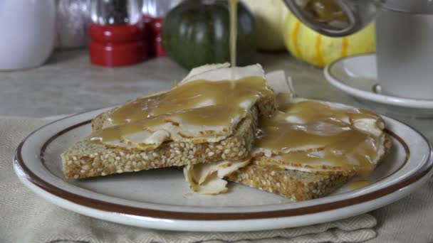 Versare Sugo Sandwich Tacchino Faccia Aperta Sul Pane Tostato Integrale — Video Stock