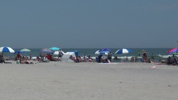 Atlantic City Usa Juni 2019 Turister Som Njuter Sommardag Stranden — Stockvideo