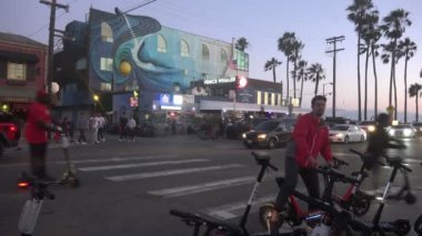 VENICE BEACH, CA / USA - 21 Temmuz 2019: Turistler Venedik Sahil İskelesi yakınlarındaki alternatif ulaşım, elektrikli scooterlara ve motorsikletlere gittiler
