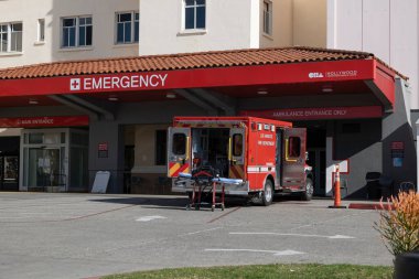 Los Angeles, CA USA - 9 Ocak 2021: Coronavirus vakalarındaki artış sırasında Hollywood Presbyterian Hastanesi 'nde sedye yükleyen bir ambulans