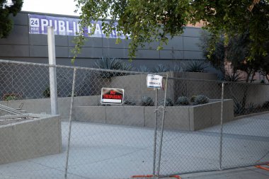 Los Angeles, CA USA - 10 Ocak 2021 Los Angeles şehir merkezindeki halk kütüphanesi açılıştan önce kapatılmıştır.