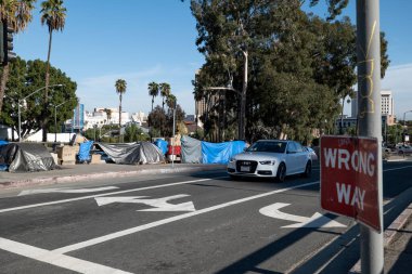 Los Angeles, CA USA - 10 Ocak 2021 Los Angeles şehir merkezinde bir otoyol boyunca evsiz kampı