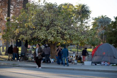 Los Angeles, CA USA - 10 Ocak 2021: Los Angeles şehir merkezindeki MacArthur Park 'ta evsiz insanlar