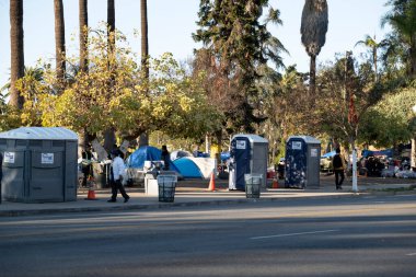 Los Angeles, CA USA - 10 Ocak 2021 Los Angeles şehir merkezindeki MacArthur Park 'taki evsizler kampı.