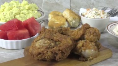 Güney usulü kızarmış tavuğu diğer piknik yemekleriyle yakınlaştır.