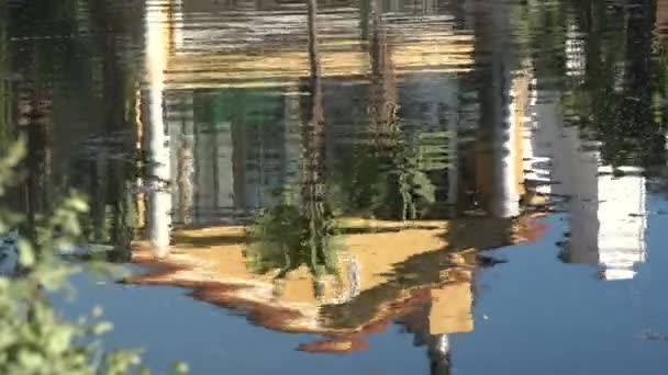 Reflexões Uma Casa Amarela Canal Tranquilo — Vídeo de Stock