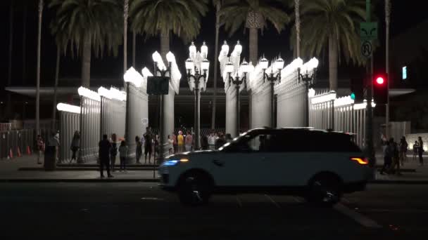 Turyści Tłoczą Się Wokół Publicznej Rzeźby Sztuki Urban Light Aby — Wideo stockowe