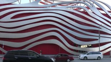 Los Angeles 'taki eşsiz Petersen Otomotiv Müzesi' nin önünden geçen trafik.