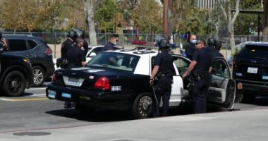 Los Angeles, CA USA - 14 Mart 2021: Antifa 'nın bir siyasi mitingdeki şiddetli salgınını kontrol altına almak için Los Angeles Belediyesi Polisi