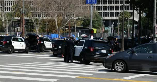 Λος Άντζελες Ηπα Μαρτίου 2021 Αστυνομικά Αυτοκίνητα Περικυκλώνουν Δημαρχείο Του — Αρχείο Βίντεο