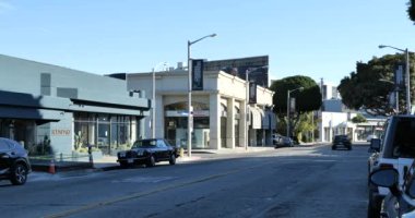 Los Angeles, CA USA - 9 Aralık 2020: Robertson Bulvarı 'ndaki alışveriş bölgesi yeni koronavirüs karantinası sırasında terk edildi