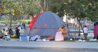 Los Angeles, CA USA - 21 Ocak 2021: Los Angeles 'ın Westlake bölgesinde MacArthur' un kıyısındaki evsiz kampı