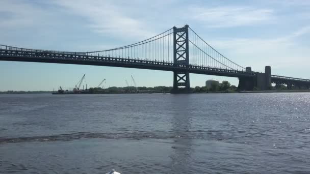 Piękny Widok Zabytkowy Ben Franklin Bridge Przez Rzekę Delaware — Wideo stockowe