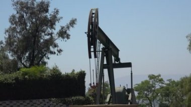 Güney Kaliforniya 'da çalışan bir petrol pompası.