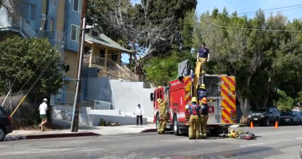 Los Angeles Usa Березня 2021 Пожежник Завантажує Шланги Назад Пожежну — стокове відео