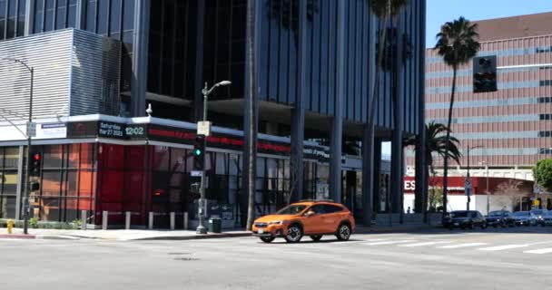 ロサンゼルス Usa 2021年3月28日 ロサンゼルスのCnnビルを通過した消防車レース — ストック動画