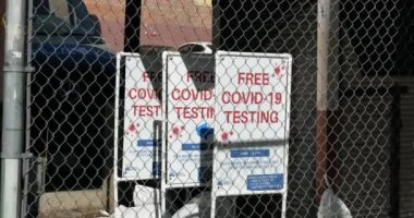 Los Angeles, CA USA - 27 Mart 2021: Free Covid-19 Çitin Arkasında Deneme