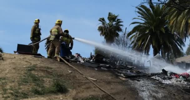 Los Angeles Eua Março 2021 Uma Equipe Bombeiros Pulverizando Água — Vídeo de Stock