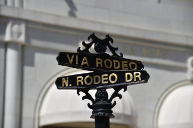 Beverly Hills California 'daki Via Rodeo ve Rodeo Yolu' nun ünlü kavşağının sokak tabelası popüler bir selfie mekanı.