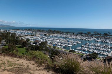 Güzel bir yaz gününde Dana Point Limanı 'nı ve Pasifik Okyanusu' nu görün.