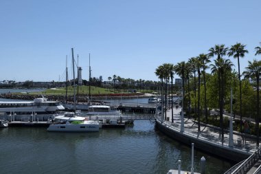 Long Beach, CA / USA - 14 Mayıs 2020: Yatlar, yelkenliler ve Long Beach 'teki Shoreline Su Parkı' ndaki deniz feneri