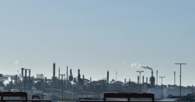 Gökyüzüne yükselen bacalardan gelen kirlilik