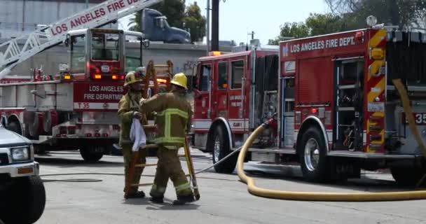Los Angeles Usa Maart 2021 Brandweerman Maakt Een Ladder Schoon — Stockvideo