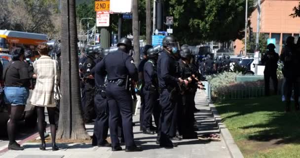 Los Angeles März 2021 Polizei Kontrolliert Menschenmengen Rathaus Von Los — Stockvideo