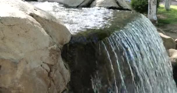 Gros Plan Une Belle Cascade Débordant Sur Les Rochers Dans — Video