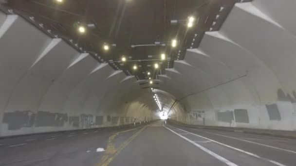 交通のないロサンゼルスの象徴的な2番街トンネルを通って運転する — ストック動画