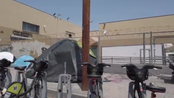 ロサンゼルス Usa 2021年4月7日 スキッド ロウの自転車共有ラックと電気自動車充電ステーション — ストック動画