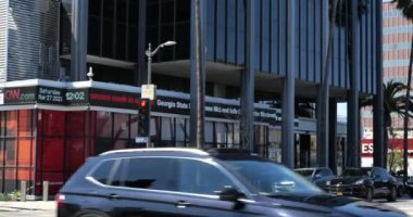 Hollywood, CA USA - 28 Mart 2021: Hollywood California 'daki CNN binasının karşısında homless çadırları