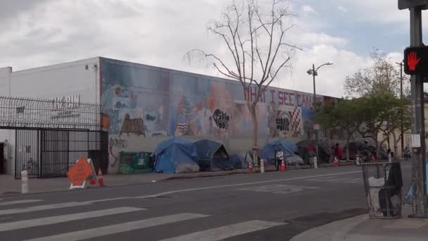 로스앤젤레스 Usa 2021 로스엔젤레스 시내의 스키드로에 노숙자 텐트와 쓰레기 — 비디오