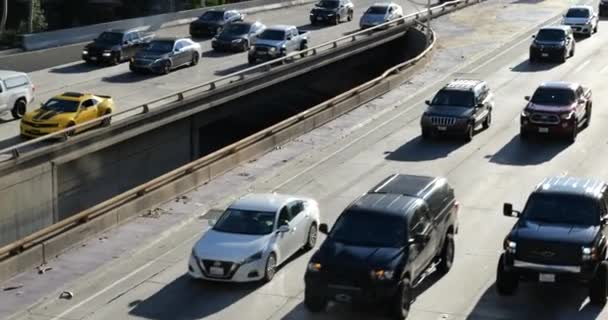 Pan Öğleden Sonra Los Angeles Otobanında Trafikte Vuruldu — Stok video