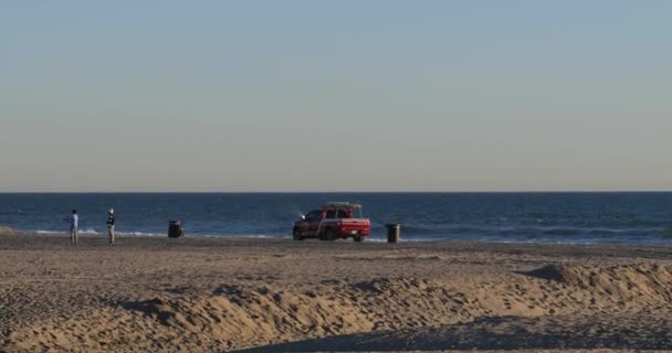 Samochód Ratowniczy Jadący Plaży Pobliżu Molo Manhattan Beach — Wideo stockowe