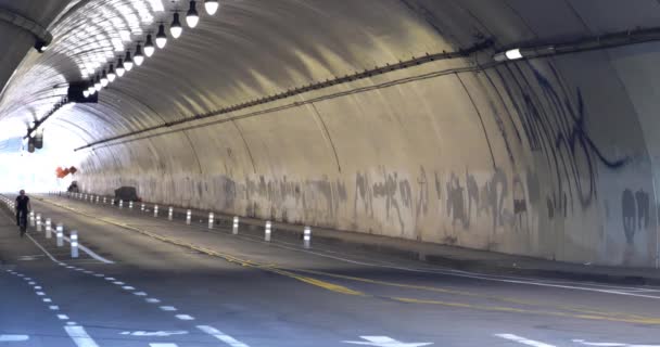 ロサンゼルスの象徴的なセカンドストリートトンネルを自転車で走ります — ストック動画