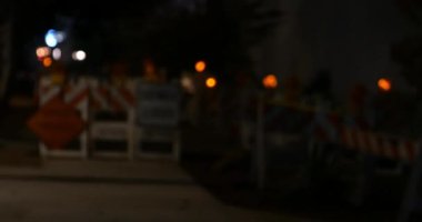 İnşaat bölgesinde belirtiler ve yanıp sönen ışıklar bulanıklıktan odak noktasına doğru kayboluyor