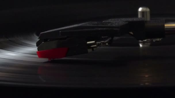ターンテーブル上の古いレコード上の針の閉鎖 — ストック動画