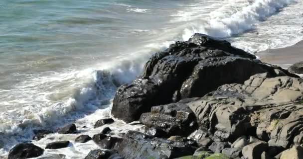 Huge Waves Pounding Rocky Coastline Pacific Ocean Slow Motion — Stock Video