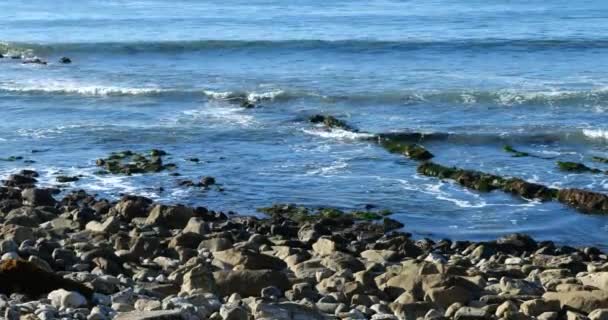 Ondas Inundando Piscinas Maré Uma Bela Costa Rochosa — Vídeo de Stock