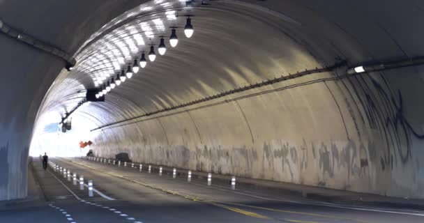 ロサンゼルスの象徴的なセカンドストリートトンネルを自転車で走ります — ストック動画