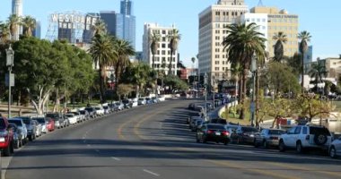 Los Angeles, CA USA - 27 Ocak 2020: Olimpiyat Bulvarı Los Angeles şehir merkezine giden MacArthur Park 'ın yanında kaldırımlarda evsiz çadırları var
