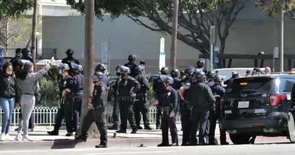 Los Ángeles Marzo 2021 Policía Contiene Violento Brote Antifa Durante — Vídeos de Stock