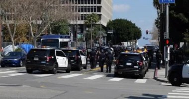 Los Angeles, CA ABD - 14 Mart 2021: Polis, Antifa 'nın Los Angeles Belediyesi' ndeki siyasi bir olay sırasında şiddetli bir salgını kontrol altına almak için acele ediyor
