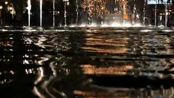 Riflessioni Nell Acqua Che Circonda Una Bella Fontana Notte — Video Stock