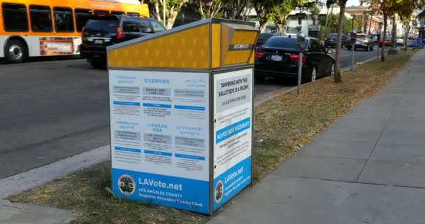 美国加利福尼亚州洛杉矶 2020年11月1日 在洛杉矶人行道上投票的投票箱 — 图库视频影像