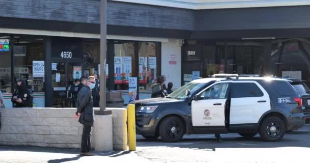 Los Angeles Usa December 2020 Police Responding Armed Robbery Convenience — Stock Video