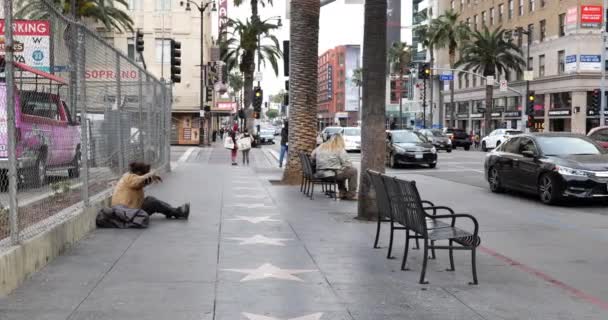 Hollywood Usa Prosince 2020 Bezdomovec Chodníku Poblíž Slavné Křižovatky Hollywoodu — Stock video