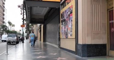 Hollywood, CA USA - 24 Aralık 2020: Hollywood Walk of Fame 'deki ünlü Pantages Tiyatrosu, yaz aylarındaki BLM ayaklanmalarından sonra hâlâ kapalı.
